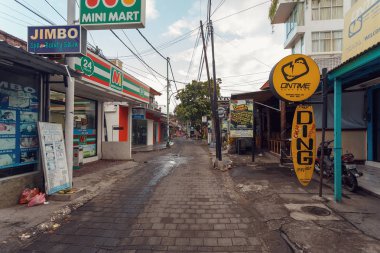 Denpasar, Endonezya - 03 Ağustos 2015: Street Kuta yerel mağazalar ve turistler için Kiralama Hizmetleri ile Kuta Denpasar parçasıdır