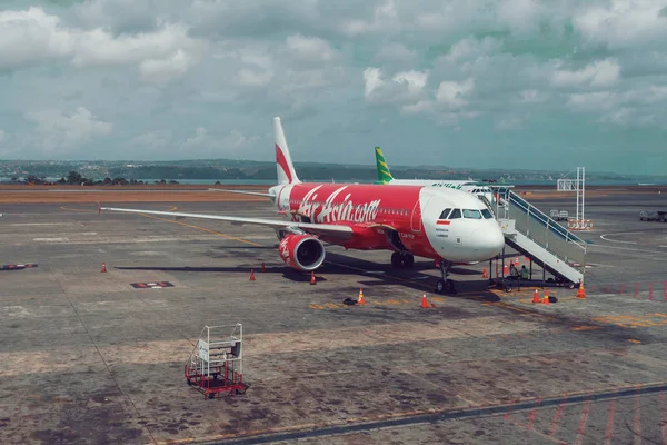 印度尼西亚登巴萨 2015年8月3日 亚洲航空飞机在国际机场 Ngurah Rai 机场客运站前 — 图库照片