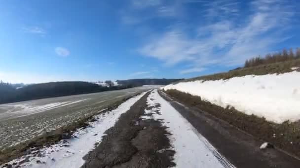 Auto Rijden Door Platteland Het Winterseizoen Zonnige Dag Landschap Bedekt — Stockvideo