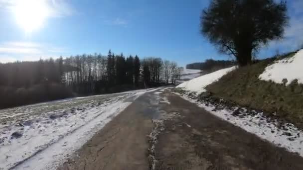 Coche Conduciendo Por Campo Temporada Invierno Día Soleado Paisaje Cubierto — Vídeos de Stock