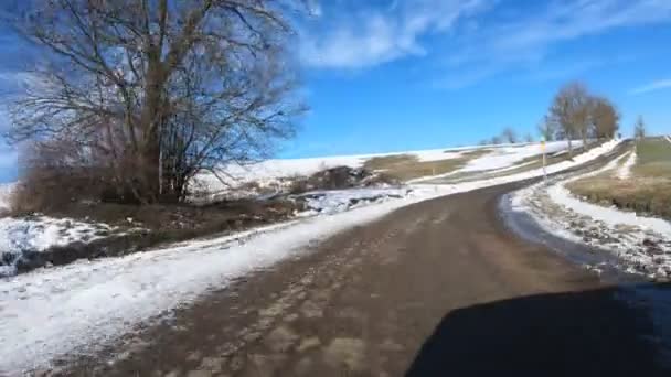Carro Dirigindo Através Campo Temporada Inverno Dia Ensolarado Paisagem Coberta — Vídeo de Stock
