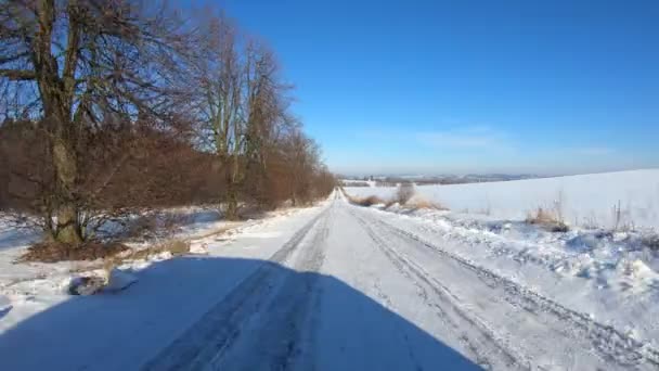 Auto Rijden Door Platteland Het Winterseizoen Zonnige Dag Landschap Bedekt — Stockvideo