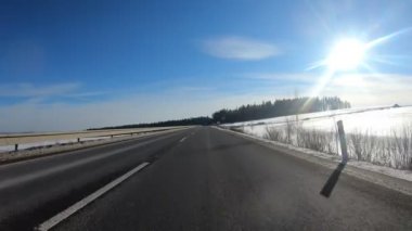 Kış sezonu, güneşli gün ve kar ile kaplı manzara kırsal araba araba