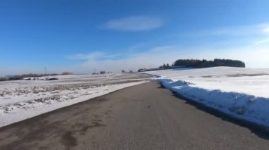 Kış sezonu, güneşli gün ve kar ile kaplı manzara kırsal araba araba