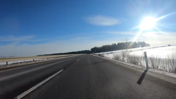 Bil Körde Genom Landsbygden Vintersäsongen Solig Dag Och Landskap Täckt — Stockvideo