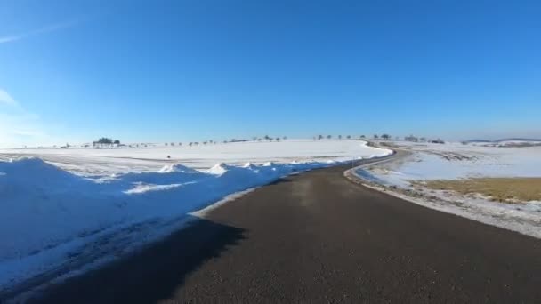 Auto Rijden Door Platteland Het Winterseizoen Zonnige Dag Landschap Vallende — Stockvideo