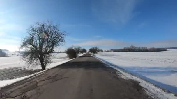 Winterliche Autofahrt bei sonnigem Tag — Stockvideo