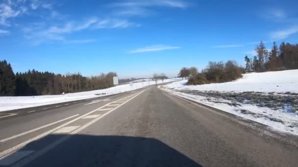 Winterliche Autofahrt bei sonnigem Tag — Stockvideo