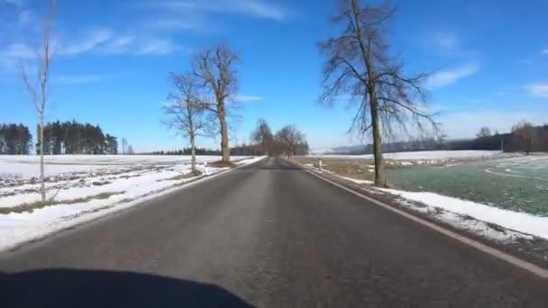 Χειμώνα το αυτοκίνητο σε ηλιόλουστη μέρα — Αρχείο Βίντεο
