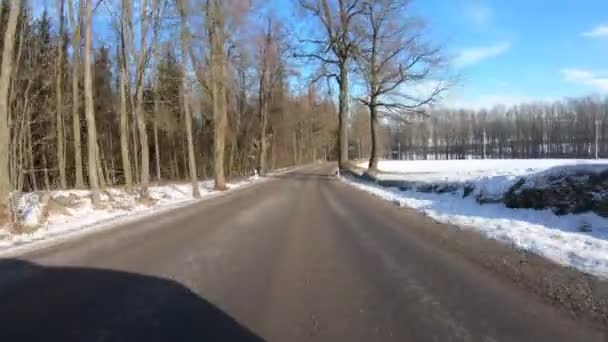 Winterliche Autofahrt bei sonnigem Tag — Stockvideo