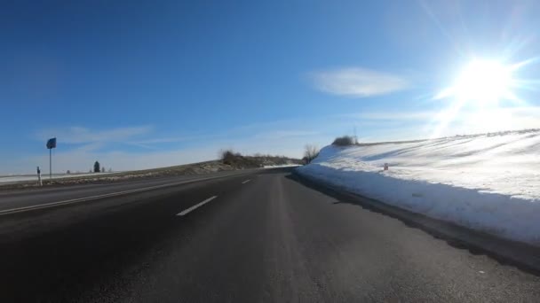 conduite de voiture d'hiver dans la journée ensoleillée 