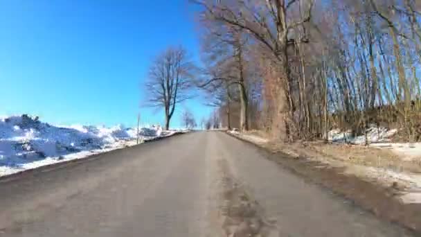 Winter auto rijden in zonnige dag — Stockvideo