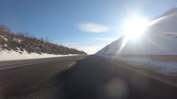 Winterliche Autofahrt bei sonnigem Tag — Stockvideo