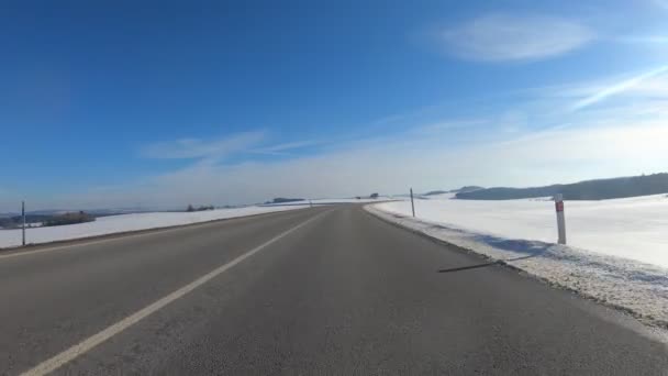 Winterliche Autofahrt bei sonnigem Tag — Stockvideo
