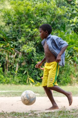 Maroantsetra, Madagaskar - 23 Kasım 2016: Mutlu Madagaskarlı çocuk, erkek ve kız çıplak ayak ile Madagaskar'daki Masoala yağmur ormanı yakınlarında onun köy arkasında futbol oynamak.