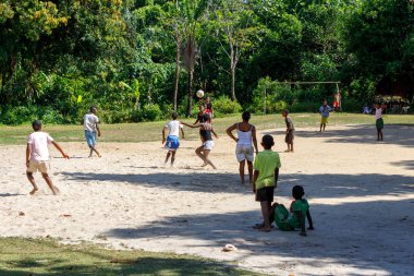 Maroantsetra, Madagaskar - 23 Kasım 2016: Mutlu Madagaskarlı çocuk, erkek ve kız çıplak ayak ile Madagaskar'daki Masoala yağmur ormanı yakınlarında onun köy arkasında futbol oynamak.