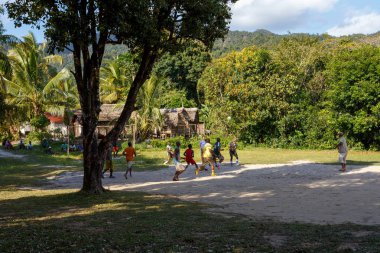 Maroantsetra, Madagaskar - 23 Kasım 2016: Malagasy mans ve çocuklar, bazı çıplak ayak ile Madagaskar'daki Masoala yağmur ormanı yakınlarında onun köy arkasında futbol oynamak.