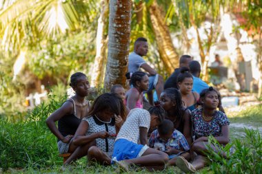 Maroantsetra, Madagascar - 23 Kasım 2016: Madagaskar kızlar enjoing Madagaskar'daki Masoala yağmur ormanı yakınlarında onun köy arkasında futbol maçında.