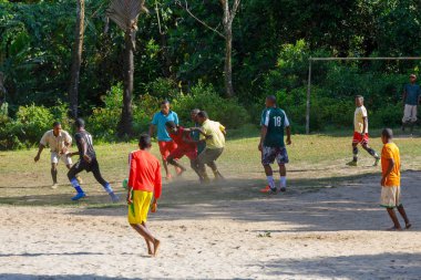 Maroantsetra, Madagaskar - 23 Kasım 2016: Malagasy mans ve çocuklar, bazı çıplak ayak ile Madagaskar'daki Masoala yağmur ormanı yakınlarında onun köy arkasında futbol oynamak.