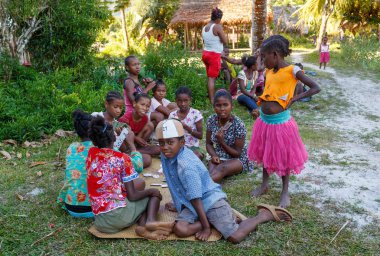 Maroantsetra, Madagascar - 23 Kasım 2016: Madagaskar çocuk enjoing Madagaskar'daki Masoala yağmur ormanı yakınlarında onun köy arkasında futbol maçında.