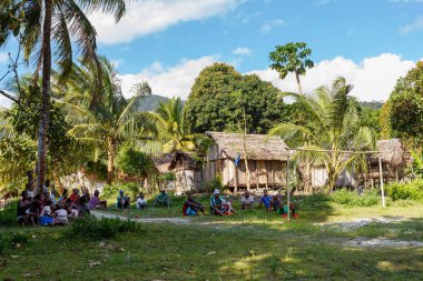 Maroantsetra, Madagaskar - 23 Kasım 2016: Madagaskar Masoala yağmur ormanı yakınlarında onun köy arkasında futbol maçında Madagaskar halklar, kadın, erkek ve çocuk enjoing.