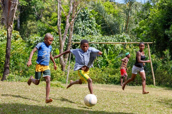 Maroantsetra マダガスカル 2016 ハッピー マダガスカルの子供 男の子と女の子の裸足のサッカー マダガスカルの Masoala 熱帯雨林の近くの彼の村の背後に — ストック写真