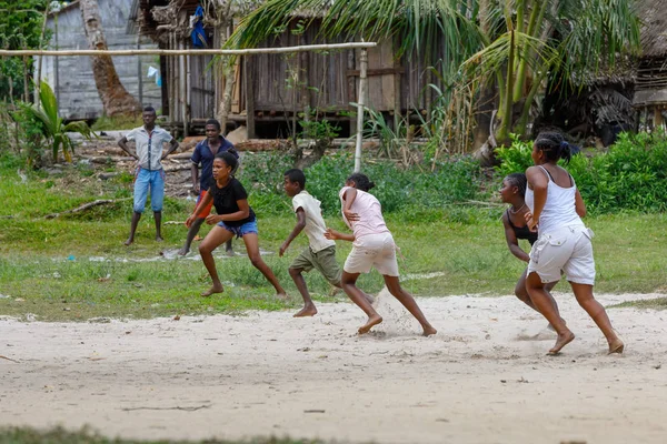 Maroantsetra Madagascar Novembro 2016 Crianças Malgaxes Felizes Meninos Meninas Com — Fotografia de Stock