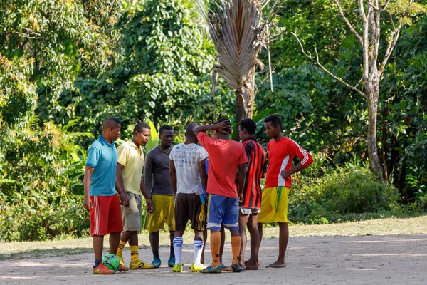 Maroantsetra Madagascar Novembro 2016 Homens Meninos Malgaxes Alguns Com Pés — Fotografia de Stock