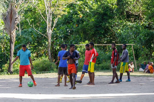 Maroantsetra Madagascar Novembro 2016 Homens Meninos Malgaxes Alguns Com Pés — Fotografia de Stock