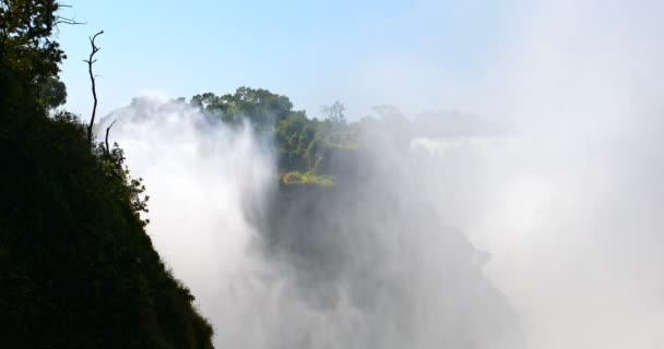 月の雨の季節後のビクトリアの滝 滝の水がいっぱい どこでもミスト ザンビア ジンバブエとの国境 アフリカの荒野の風景 世界の不思議 — ストック動画