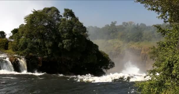 月の雨の季節後のビクトリアの滝 滝の水がいっぱい どこでもミスト ザンビア ジンバブエとの国境 アフリカの荒野の風景 世界の不思議 — ストック動画