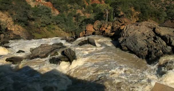北部ナミビア アンゴラ南部 アフリカの荒野の風景 クネネ川の美しいルアカナ滝滝は 雨の季節後水がいっぱいです アンゴラ側からの眺め — ストック動画