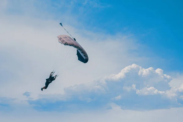 Fallschirmspringer Der Abendsonnenuntergang Vom Himmel Fällt Freizeitsport Fallschirmjäger Silhouette Farbigen — Stockfoto