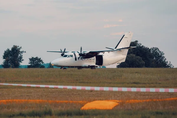Paraşütçü Çift Motorlu Kısa Menzilli Nakliye Uçakları Çoğunlukla Yolcu Paraşütçüler — Stok fotoğraf