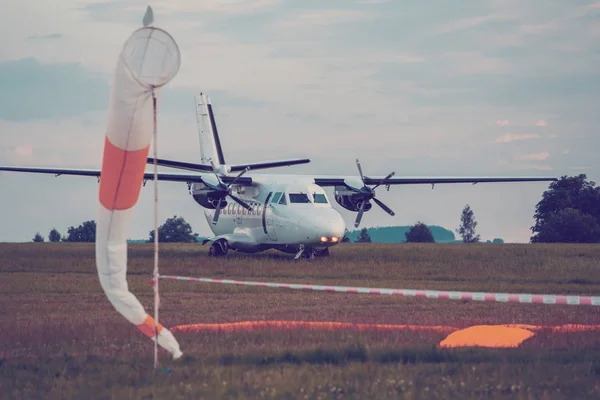 Parašutistické Dvoumotorové Dopravní Letouny Krátkého Doletu Většinou Používané Pro Přepravu — Stock fotografie