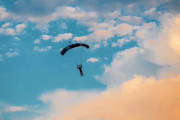 Parachutist Faller Från Himlen Kvällen Solnedgång Dramatisk Himmel Rekreation Sport — Stockfoto