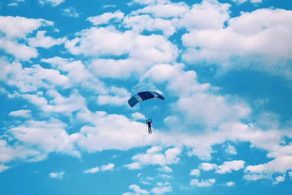 Paracaidista Cayendo Del Cielo Atardecer Cielo Dramático Deporte Recreativo Silueta — Foto de Stock