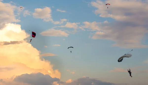 Fallschirmspringer Der Abendsonnenuntergang Vom Himmel Fällt Freizeitsport Fallschirmjäger Silhouette Farbigen — Stockfoto