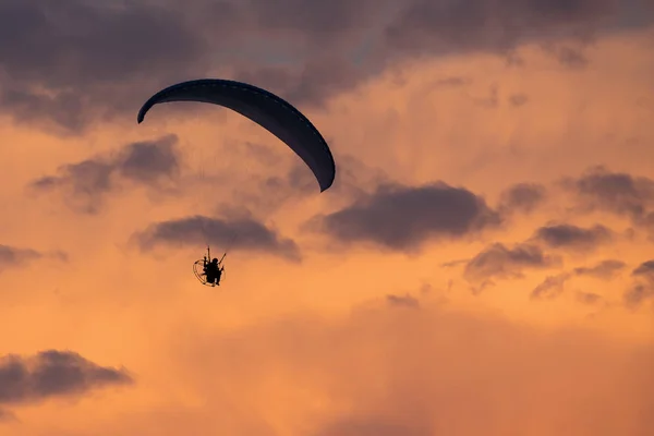 Spadochroniarz Spadający Nieba Wieczorem Zachodzie Słońca Dramatyczne Niebo Sport Rekreacyjny — Zdjęcie stockowe