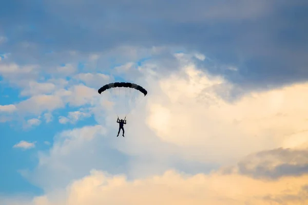 Akşam Vakti Gökyüzünden Düşen Paraşütçü Dramatik Bir Gökyüzü Eğlence Sporu — Stok fotoğraf