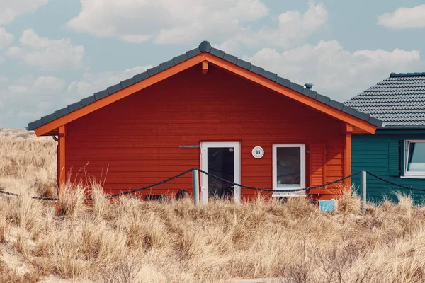 Kolorowe Drewniane Domki Wyspie Dune Pobliżu Wyspy Helgoland Przed Błękitnym — Zdjęcie stockowe