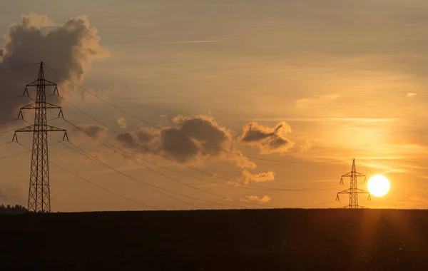 Sommersolnedgang med strømtårn – stockfoto