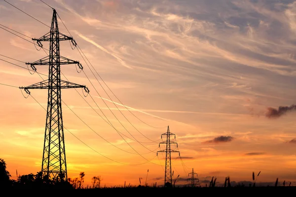 Zomer zonsondergang met elektriciteit toren — Stockfoto