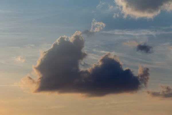 Драматическое летнее небо с облаками — стоковое фото