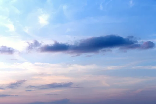 Céu de verão dramático com nuvens — Fotografia de Stock