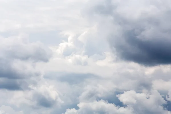 Dramatické letní obloha s mraky — Stock fotografie