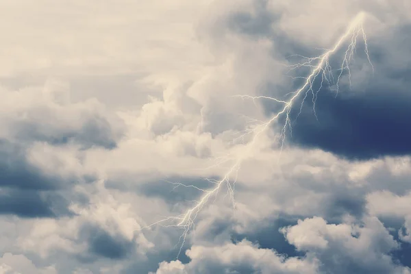 Dramatyczne lato niebo z chmurami — Zdjęcie stockowe
