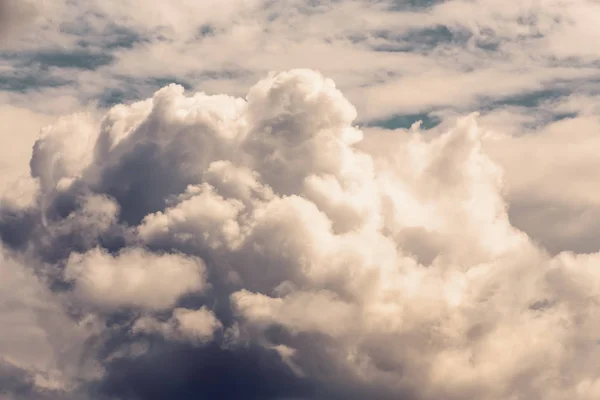 Dramatické letní obloha s mraky — Stock fotografie