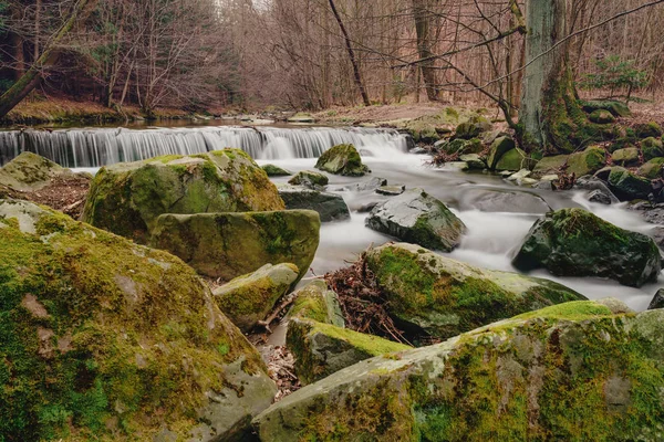 Kleiner Wasserfall im Frühling — Stockfoto