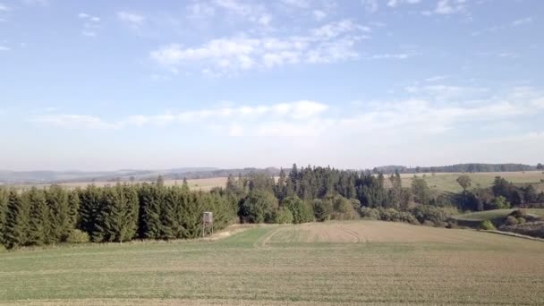 Peisaj cu turn de vânătoare din lemn — Videoclip de stoc